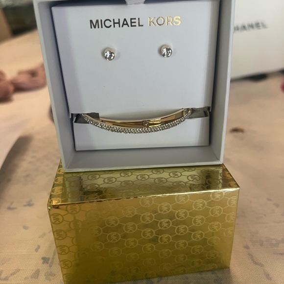 π Michael Kors Gold color Bracelet and Earring Set - Picture 3 of 17